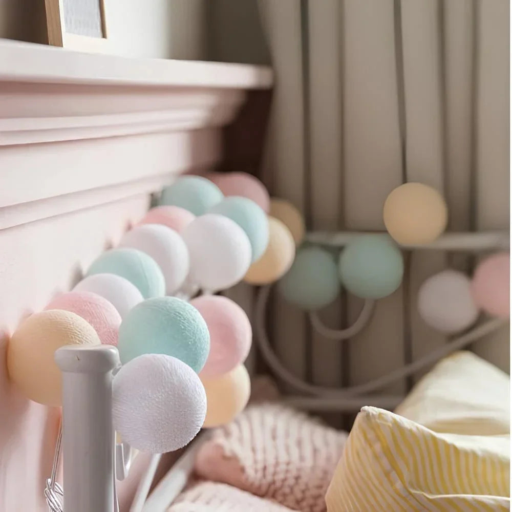 Katoenen Ballen Lichtslinger LED | Cotton Ball Lichtsnoer op USB of Batterijen met Warm Licht voor Slaapkamer | Kinderkamer en Woonkamer