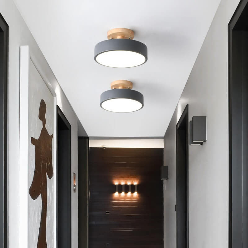 Scandinavische Ronde LED Plafondlamp met Houten Voet Kleine Plafonnière met Ingebouwde LED en Keuze uit Lichtkleur voor Hal | Gang en Slaapkamer