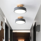 Scandinavische Ronde LED Plafondlamp met Houten Voet Kleine Plafonnière met Ingebouwde LED en Keuze uit Lichtkleur voor Hal | Gang en Slaapkamer