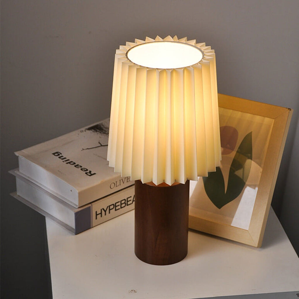 Vintage Tafellamp met Geplooide Stoffen Kap en Massief Houten Voet | Bedlampje met USB of Stekker voor Slaapkamer | Woonkamer en Werkkamer