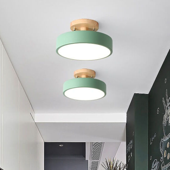 Scandinavische Ronde LED Plafondlamp met Houten Voet Kleine Plafonnière met Ingebouwde LED en Keuze uit Lichtkleur voor Hal | Gang en Slaapkamer