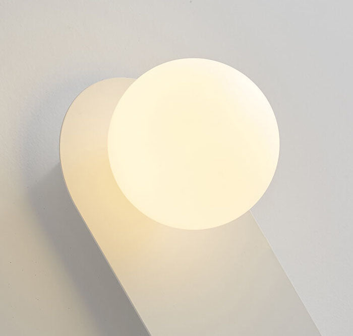 Wandlamp met Glazen Bol Minimalistische Scandinavische Wandverlichting met Ovale Metalen Achterplaat voor Slaapkamer | Hal en Woonkamer