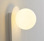 Wandlamp met Glazen Bol Minimalistische Scandinavische Wandverlichting met Ovale Metalen Achterplaat voor Slaapkamer | Hal en Woonkamer