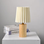 Vintage Tafellamp met Geplooide Stoffen Kap en Massief Houten Voet | Bedlampje met USB of Stekker voor Slaapkamer | Woonkamer en Werkkamer