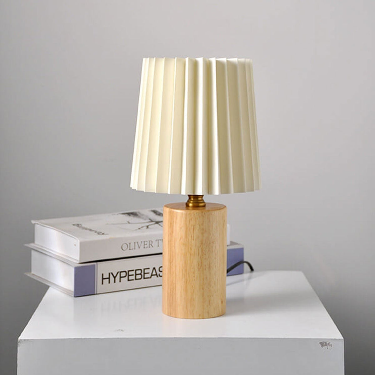Vintage Tafellamp met Geplooide Stoffen Kap en Massief Houten Voet | Bedlampje met USB of Stekker voor Slaapkamer | Woonkamer en Werkkamer