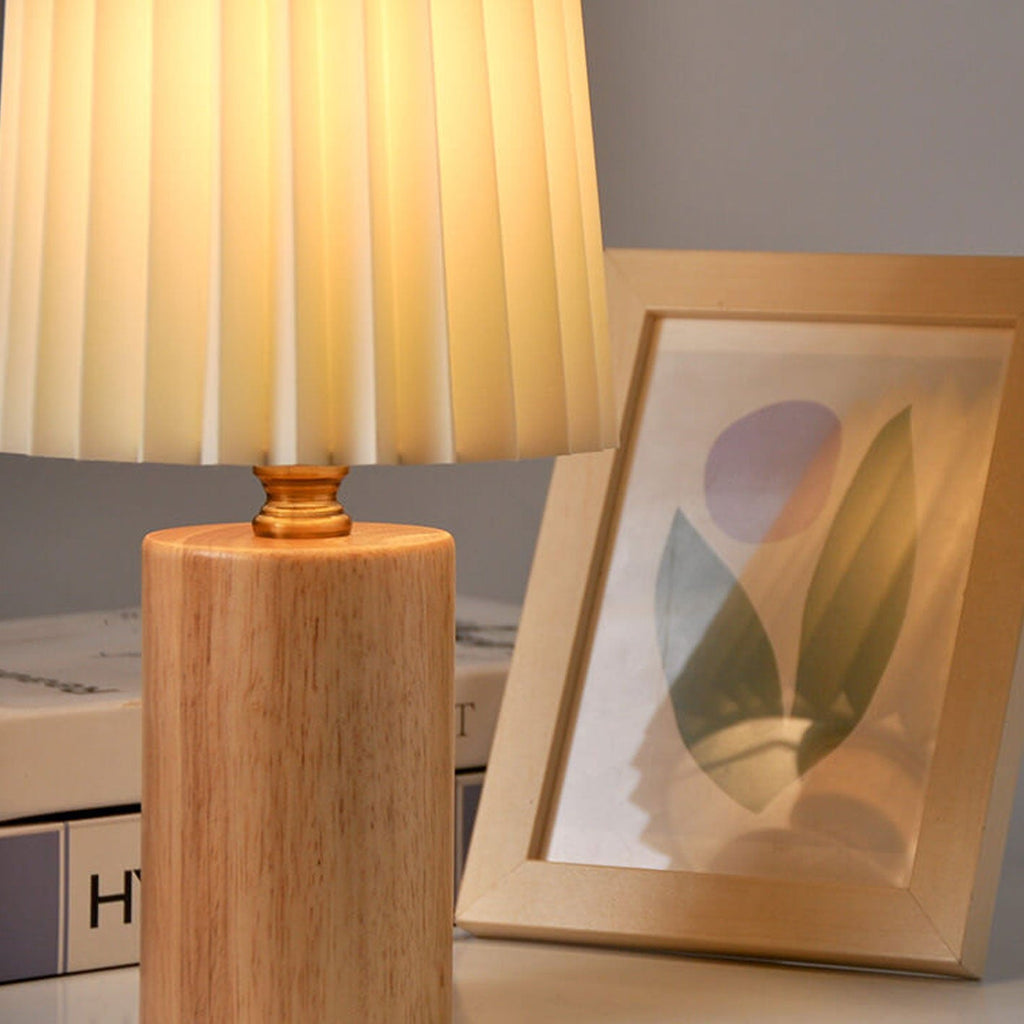 Vintage Tafellamp met Geplooide Stoffen Kap en Massief Houten Voet | Bedlampje met USB of Stekker voor Slaapkamer | Woonkamer en Werkkamer