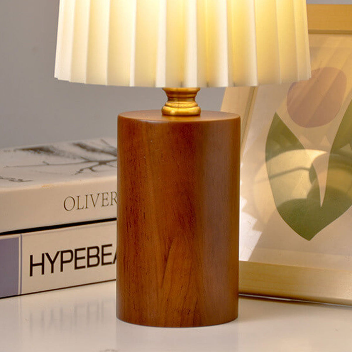 Vintage Tafellamp met Geplooide Stoffen Kap en Massief Houten Voet | Bedlampje met USB of Stekker voor Slaapkamer | Woonkamer en Werkkamer