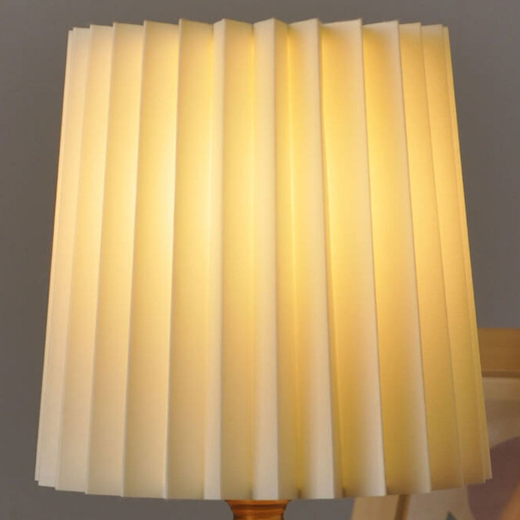 Vintage Tafellamp met Geplooide Stoffen Kap en Massief Houten Voet | Bedlampje met USB of Stekker voor Slaapkamer | Woonkamer en Werkkamer