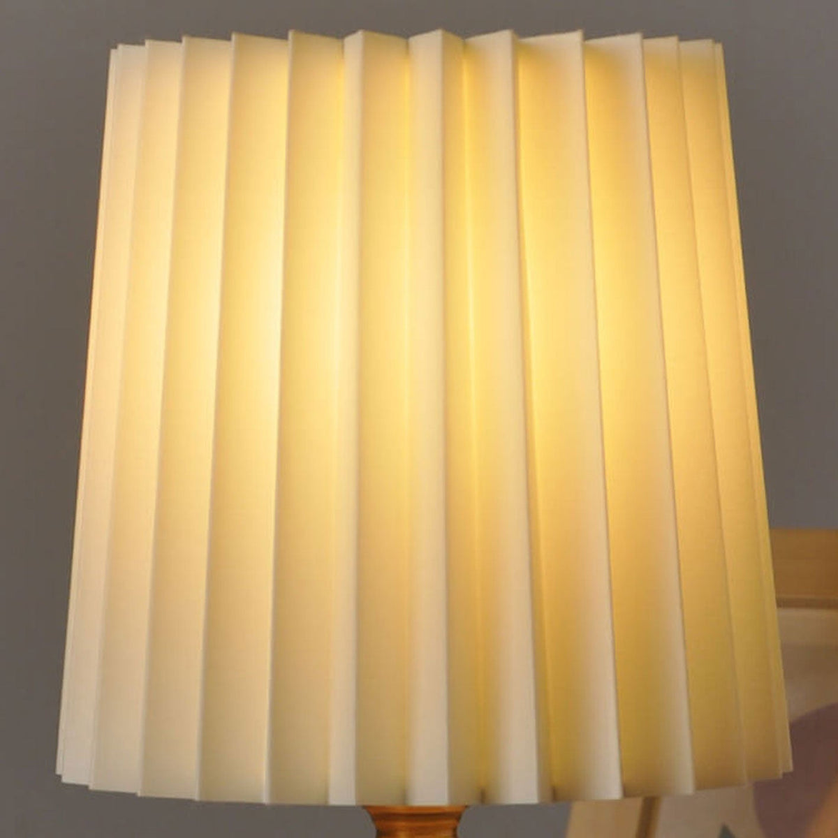 Vintage Tafellamp met Geplooide Stoffen Kap en Massief Houten Voet | Bedlampje met USB of Stekker voor Slaapkamer | Woonkamer en Werkkamer