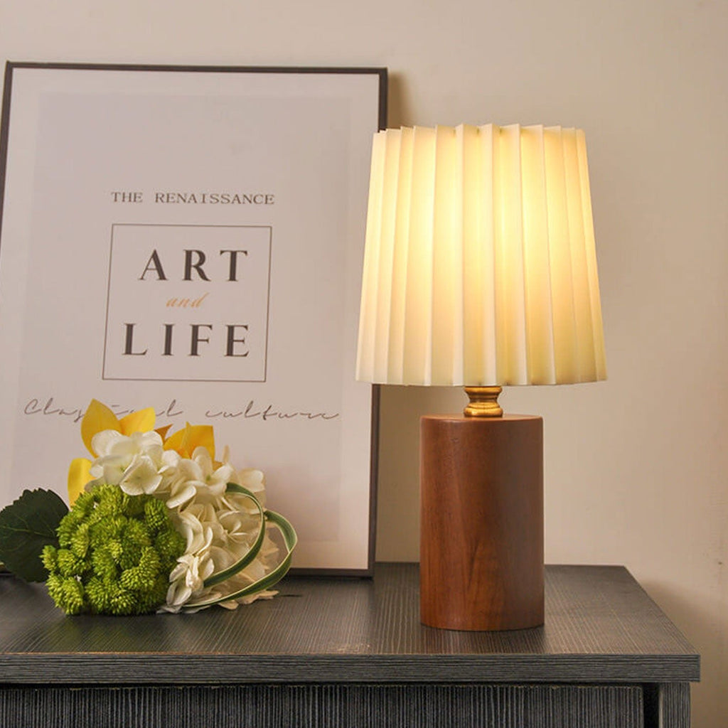 Vintage Tafellamp met Geplooide Stoffen Kap en Massief Houten Voet | Bedlampje met USB of Stekker voor Slaapkamer | Woonkamer en Werkkamer