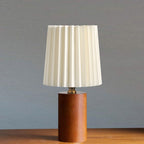 Vintage Tafellamp met Geplooide Stoffen Kap en Massief Houten Voet | Bedlampje met USB of Stekker voor Slaapkamer | Woonkamer en Werkkamer