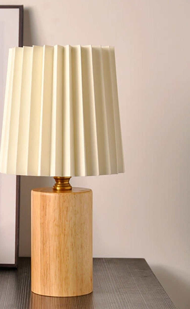 Vintage Tafellamp met Geplooide Stoffen Kap en Massief Houten Voet | Bedlampje met USB of Stekker voor Slaapkamer | Woonkamer en Werkkamer