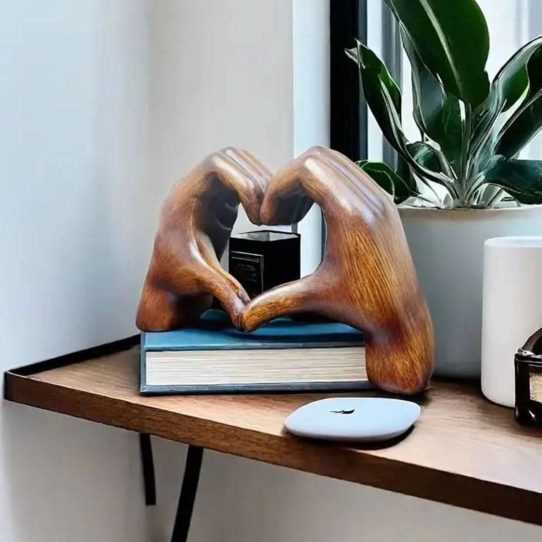 Beeldje Handen in Hartvorm Decoratief Liefdesbeeld van Polyresin Moderne Woondecoratie voor Kast | Dressoir en Slaapkamer