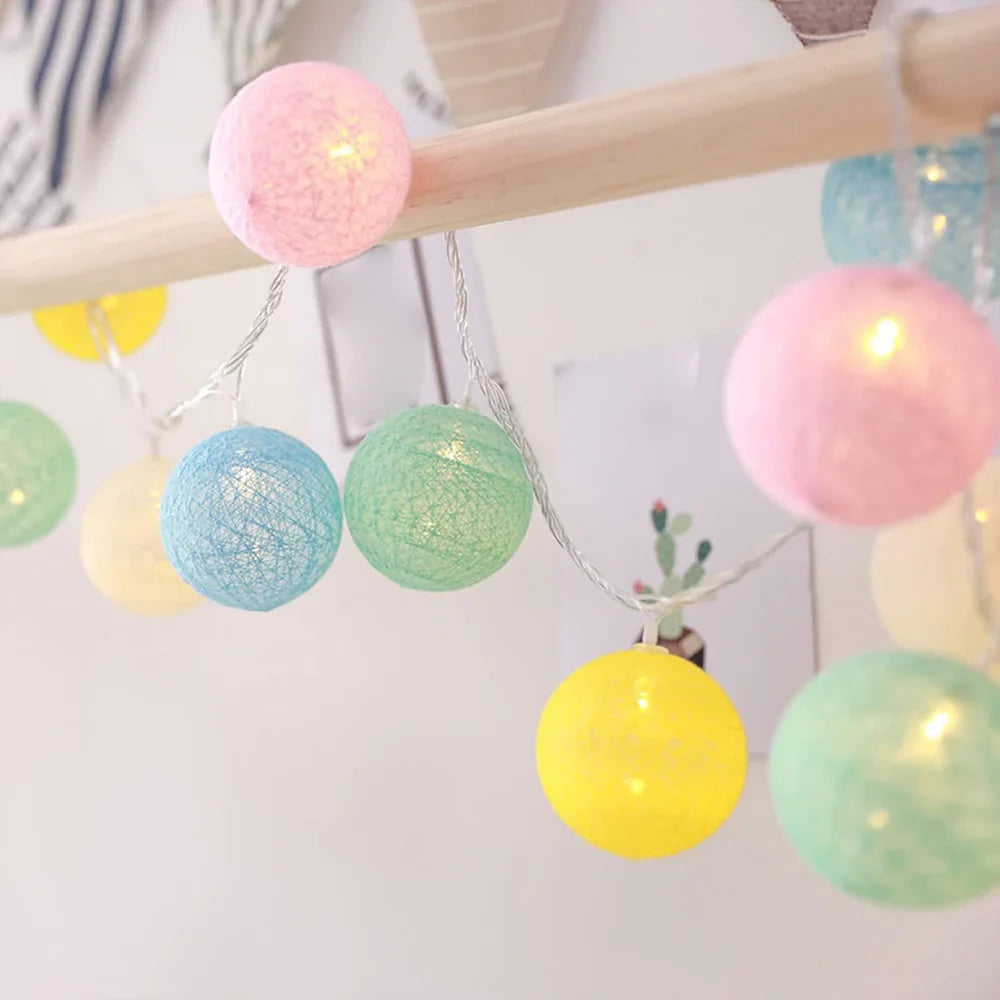 Katoenen Ballen Lichtslinger LED | Cotton Ball Lichtsnoer op USB of Batterijen met Warm Licht voor Slaapkamer | Kinderkamer en Woonkamer