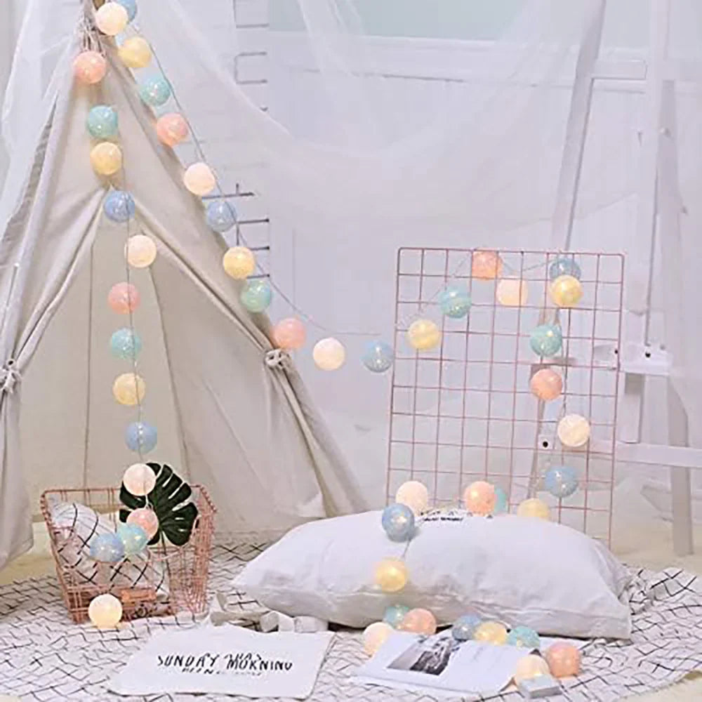Katoenen Ballen Lichtslinger LED | Cotton Ball Lichtsnoer op USB of Batterijen met Warm Licht voor Slaapkamer | Kinderkamer en Woonkamer