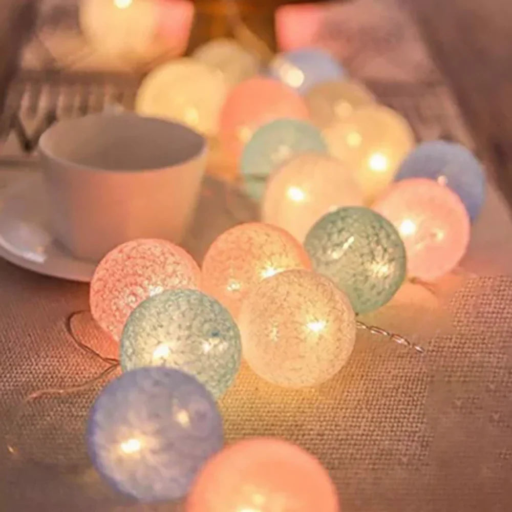 Katoenen Ballen Lichtslinger LED | Cotton Ball Lichtsnoer op USB of Batterijen met Warm Licht voor Slaapkamer | Kinderkamer en Woonkamer
