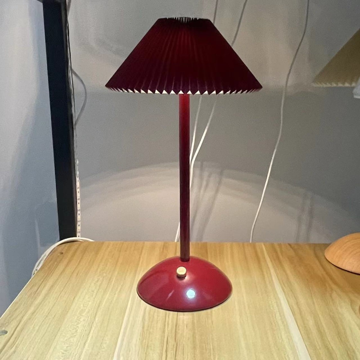 Oplaadbare Tafellamp met Geplooide Stoffen Kap | Snoerloze Bedlamp en Leeslamp van Metaal voor Nachtkastje | Slaapkamer en Woonkamer