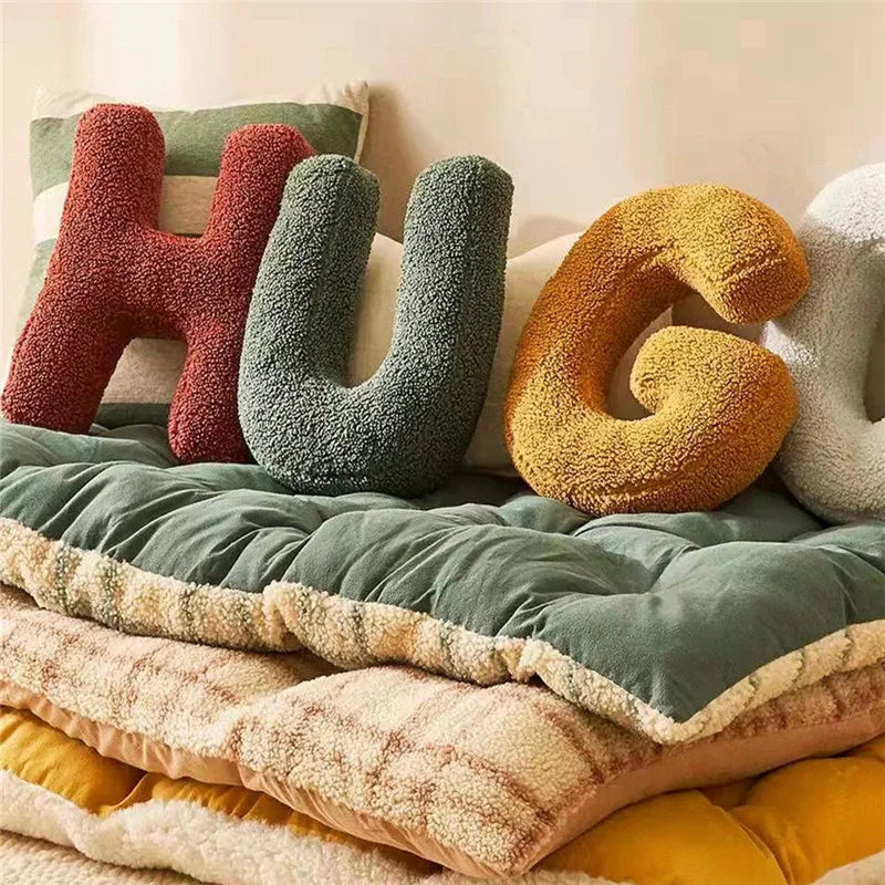 Letterkussen Alfabet Sierkussen in Lettervorm Zacht Decoratief Kussen voor Naam of Initialen op Bank | Bed en Kinderkamer