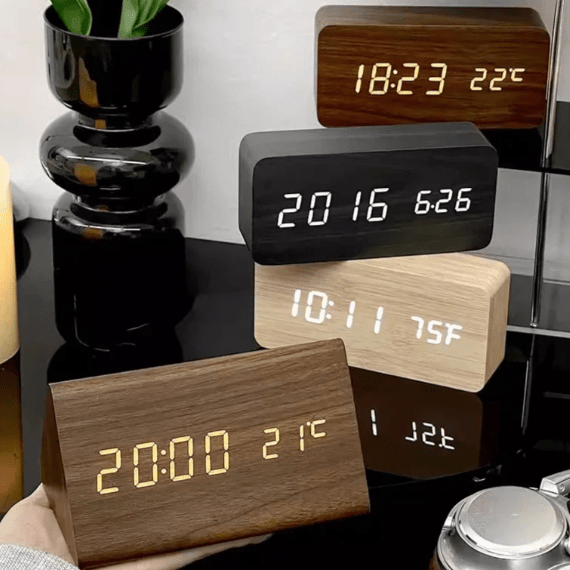Houten LED Wekker met Geluidsbediening Digitale Tafelklok met Instelbare Helderheid op USB of Batterij voor Nachtkastje | Bureau en Woonkamer