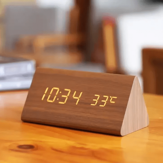 Houten LED Wekker met Geluidsbediening Digitale Tafelklok met Instelbare Helderheid op USB of Batterij voor Nachtkastje | Bureau en Woonkamer